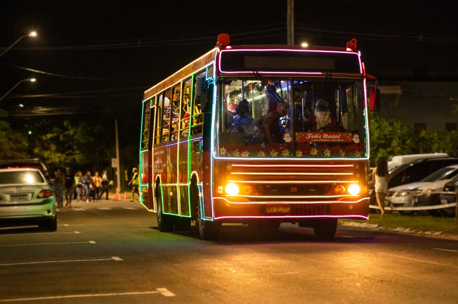 Ônibus Iluminado leva público para apreciar decoração natalina pelo