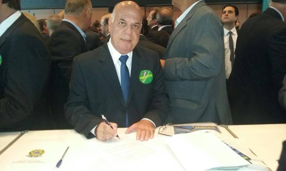 PREFEITO DE CEDRAL ASSINA TERMO DE ADESÃO AO PROGRAMA INTERNET PARA TODOS