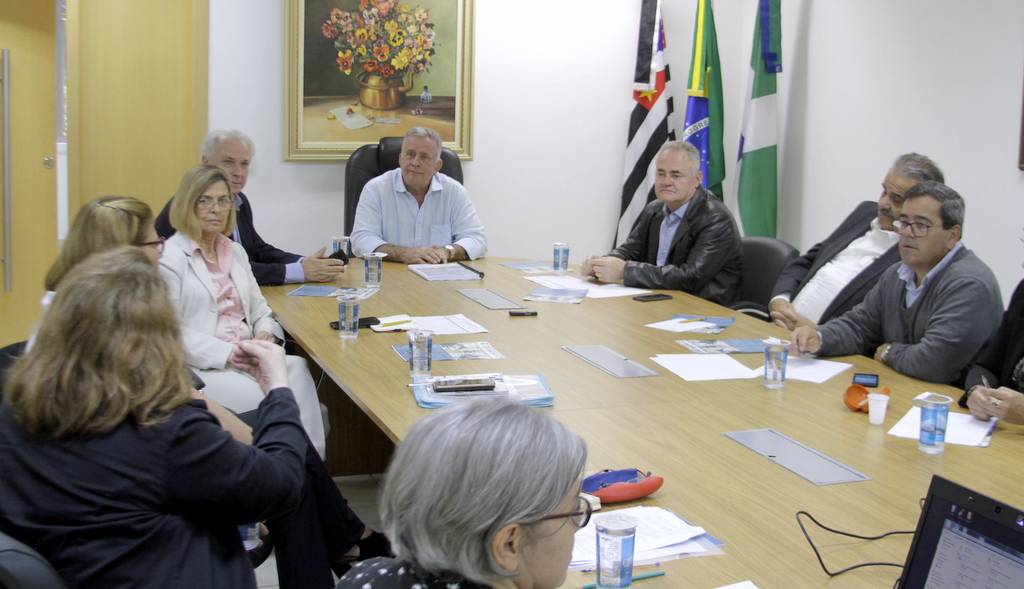 Prefeito Jorge Costa coordena reunião do PDUI em seu gabinete
