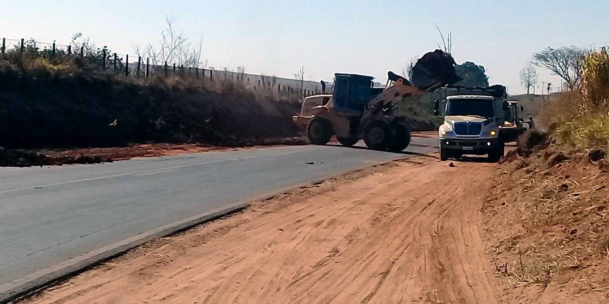 PREFEITURA INICIA OBRAS DE MANUTENÇÃO NO ACOSTAMENTO DA VICINAL FERNANDO BUOSI.