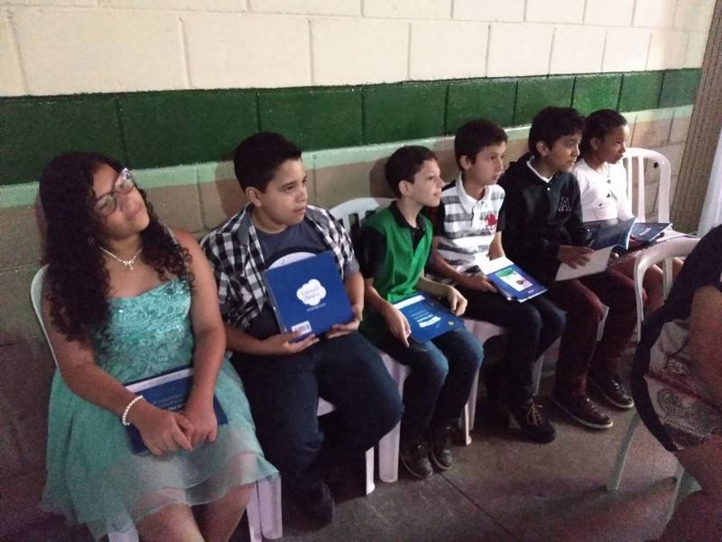 Lançamento Livro Alunos Escola Hortência