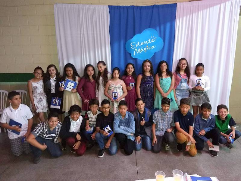 Alunos da Escola Hortênsia lançam livro com direito à sessão de autógrafos