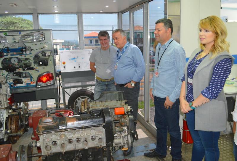 Prefeito acompanha início das aulas na Carreta de Manutenção Automotiva