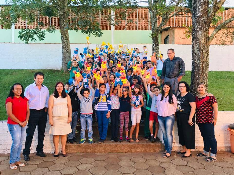 ENTREGA DOS OVOS DE CHOCOLATE NA REDE MUNICIPAL