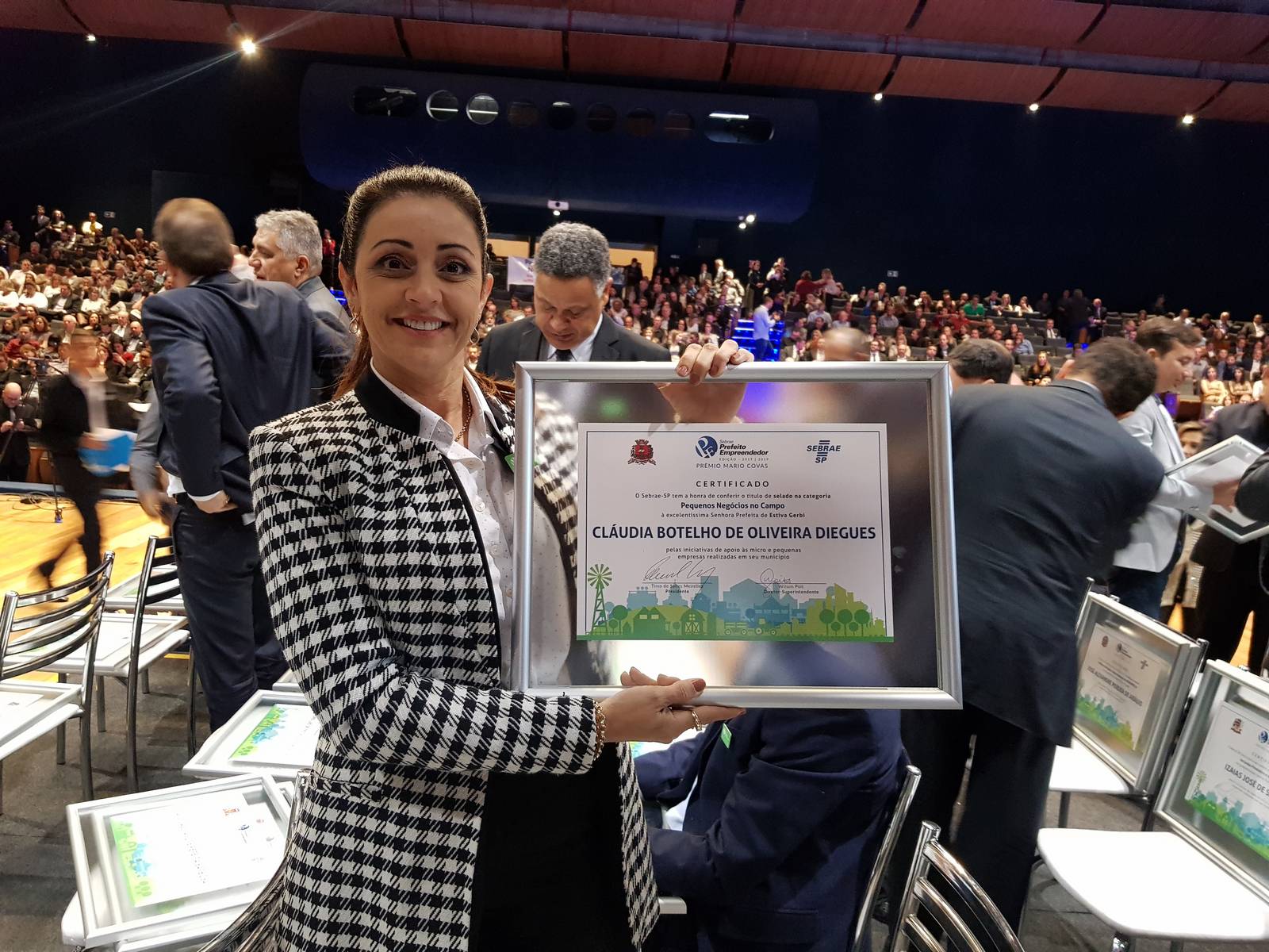 PREFEITA CLÁUDIA BOTELHO LEVA ESTIVA GERBI PARA FINAL DO PRÊMIO SEBRAE PREFEITO EMPREENDEDOR