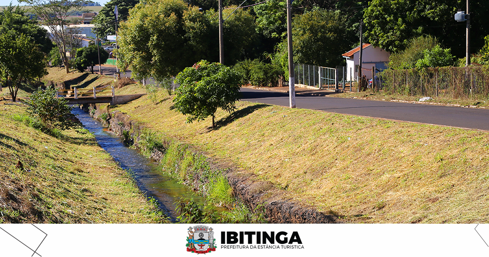 Continua roçagem na vegetação dos gabiões do Córrego Saltinho