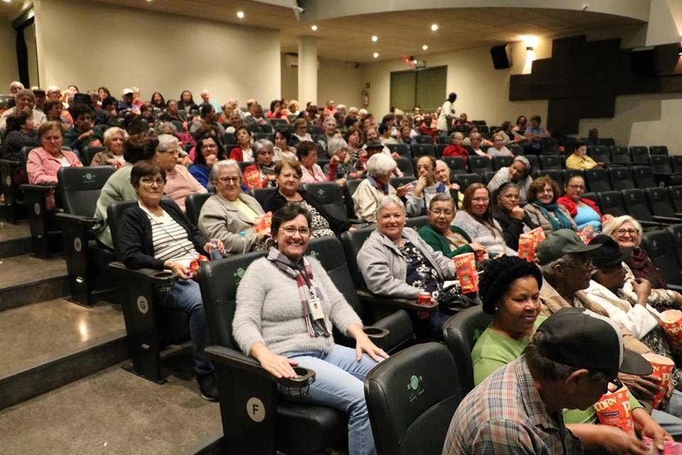 CRAS promove sessão de cinema aos idosos de programa social