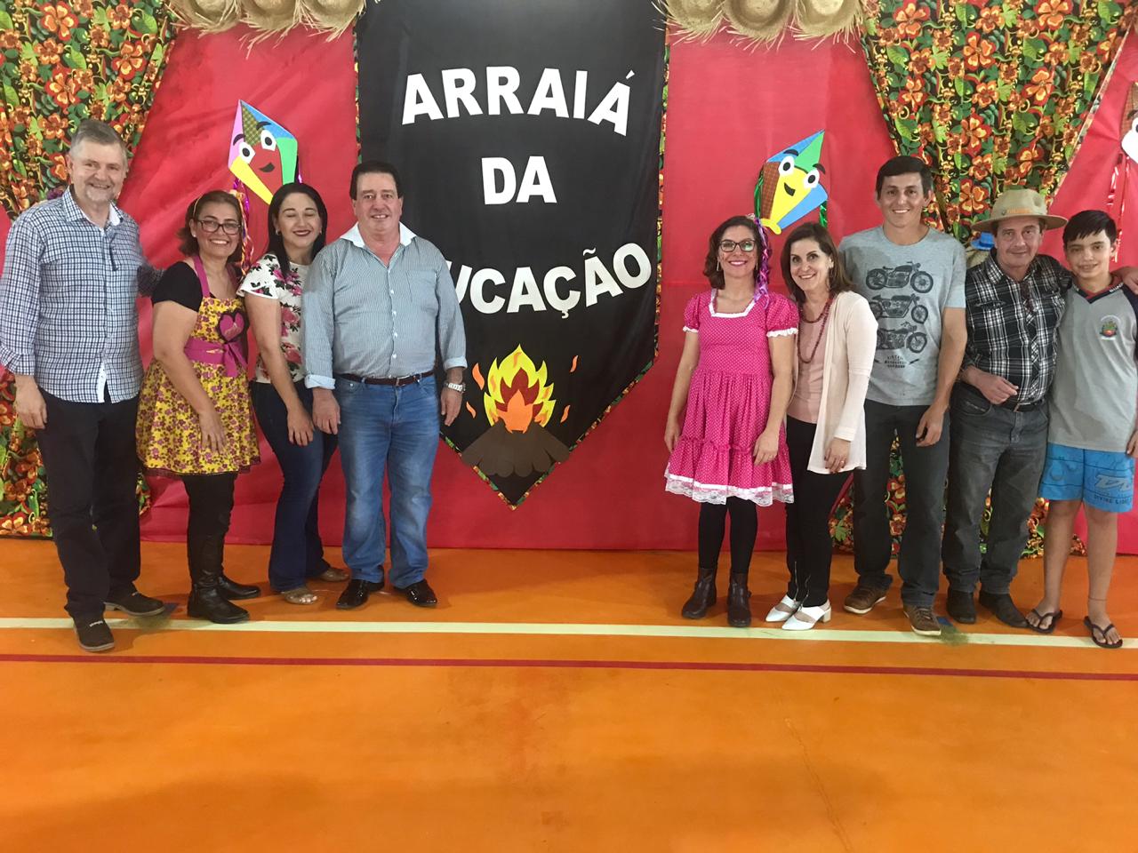 EDUCAÇÃO INFANTIL E FUNDAMENTAL AGITA COM APRESENTAÇÕES TIPICAS
