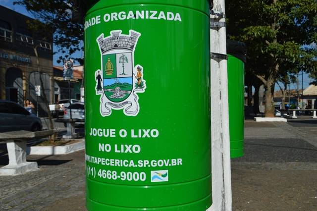 Prefeitura instala novas lixeiras padronizadas pela cidade
