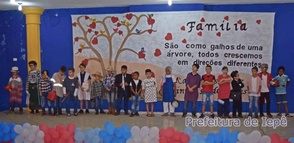 Apresentações artísticas em homenagem ao Dia dos Pais na Praça “Dona Silvina de Almeida Prado”