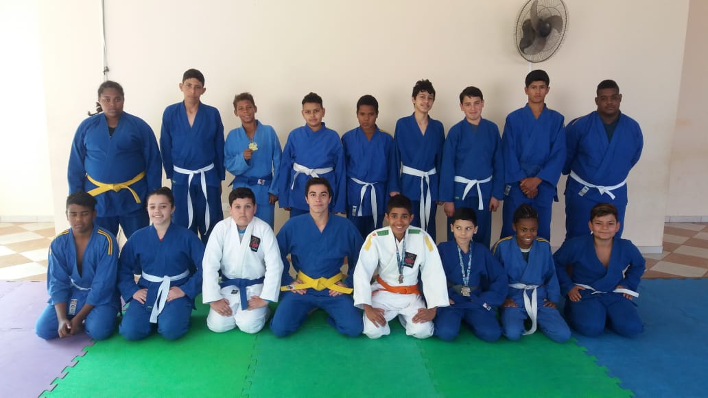 JOVENS ATLETAS DE QUADRA PARTICIPAM DE TORNEIO DE JUDO