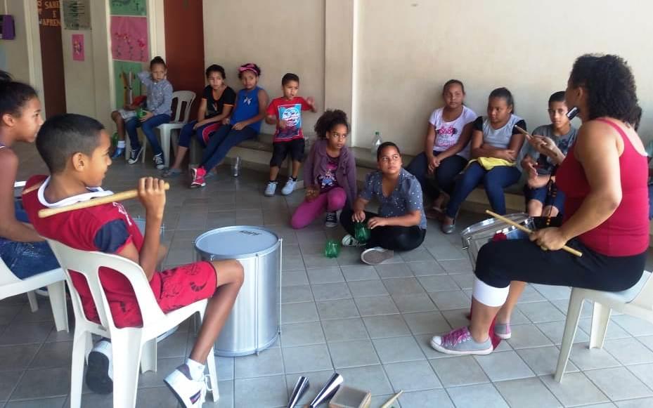 Atendidos pelo Serviço de Convivência da Prefeitura agora têm aulas de percussão