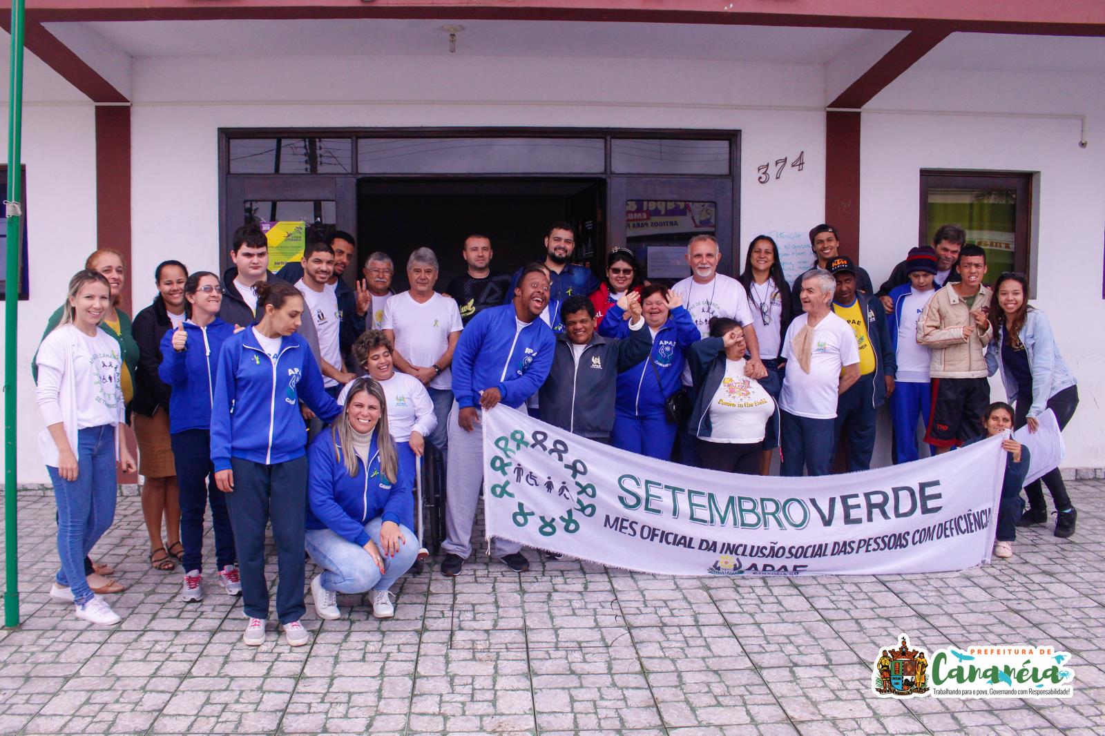 APAE visita Prefeitura e distribui alegria