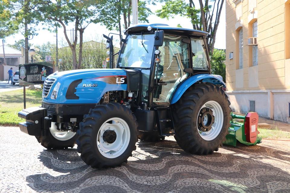 Administração investe na compra de trator e equipamentos aos produtores rurais
