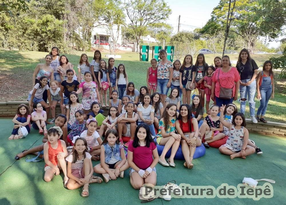 Turmas do balé da Casa da Criança e do Adolescente assistem espetáculo musical em Presidente Prudente