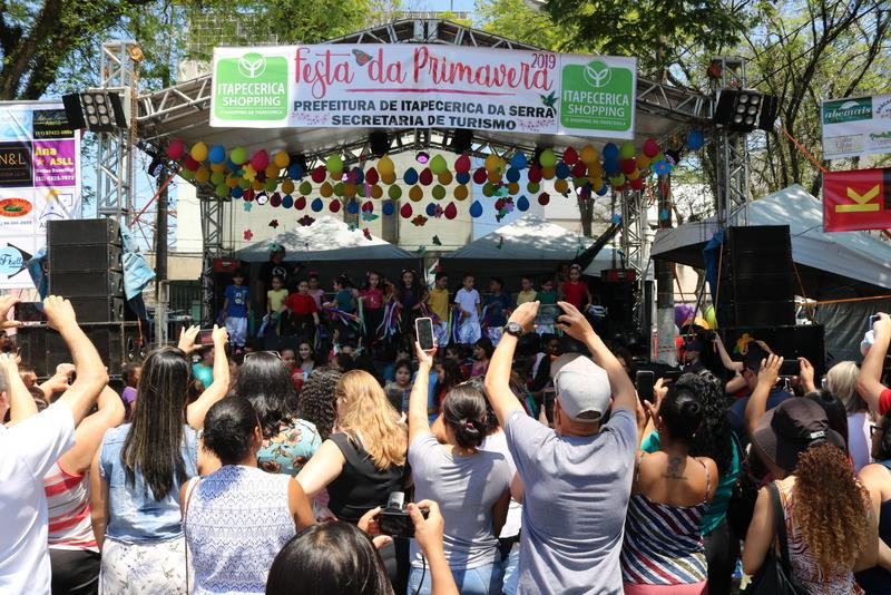 Festa da Primavera ofereceu atrações artísticas, de moda e até desfile de cães adestrados