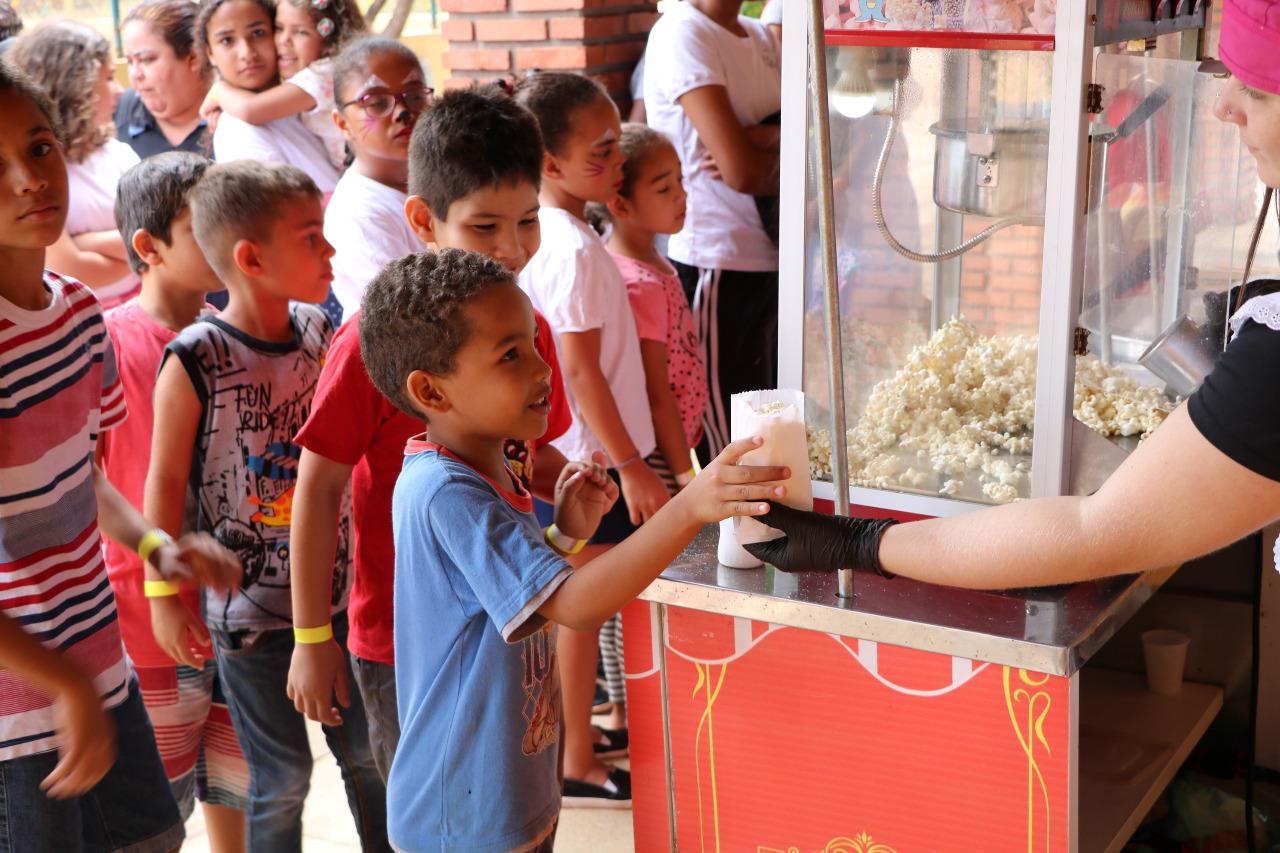 Crianças de projetos sociais e de entidades ganham brinquedos em dia festivo