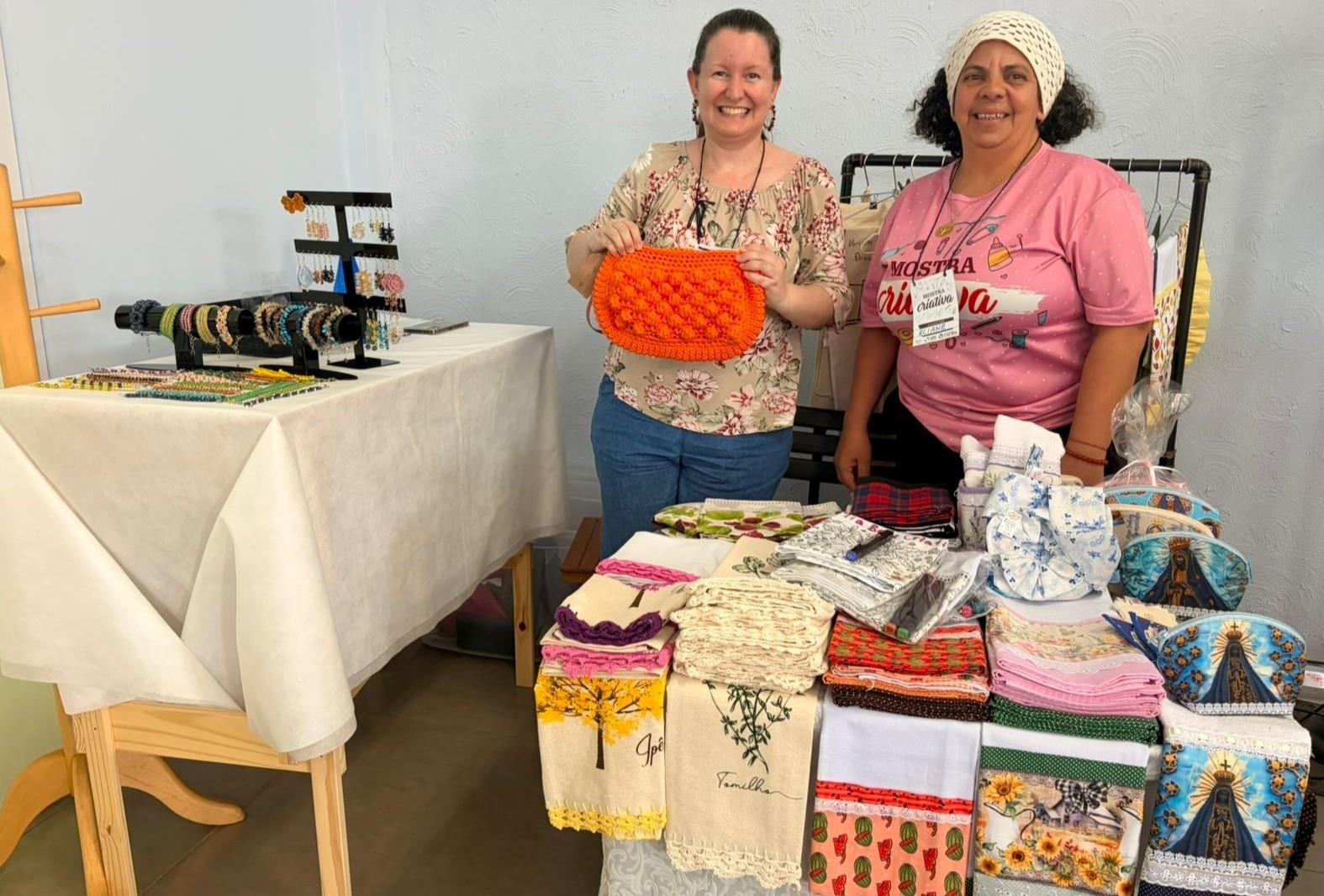 Artesãs Marcela Possa e Eliane Lázaro na Mostra Criativa Dia das Mães - Crédito Camila de Magalhães PMI