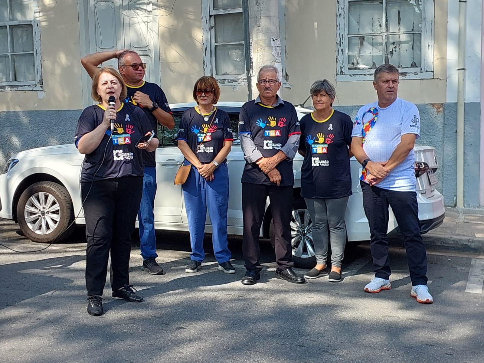 Secret&aacute;ria de Educa&ccedil;&atilde;o, Sueli Tuon fala durante 5&ordf; Caminhada TEA - Divulga&ccedil;&atilde;o PMI