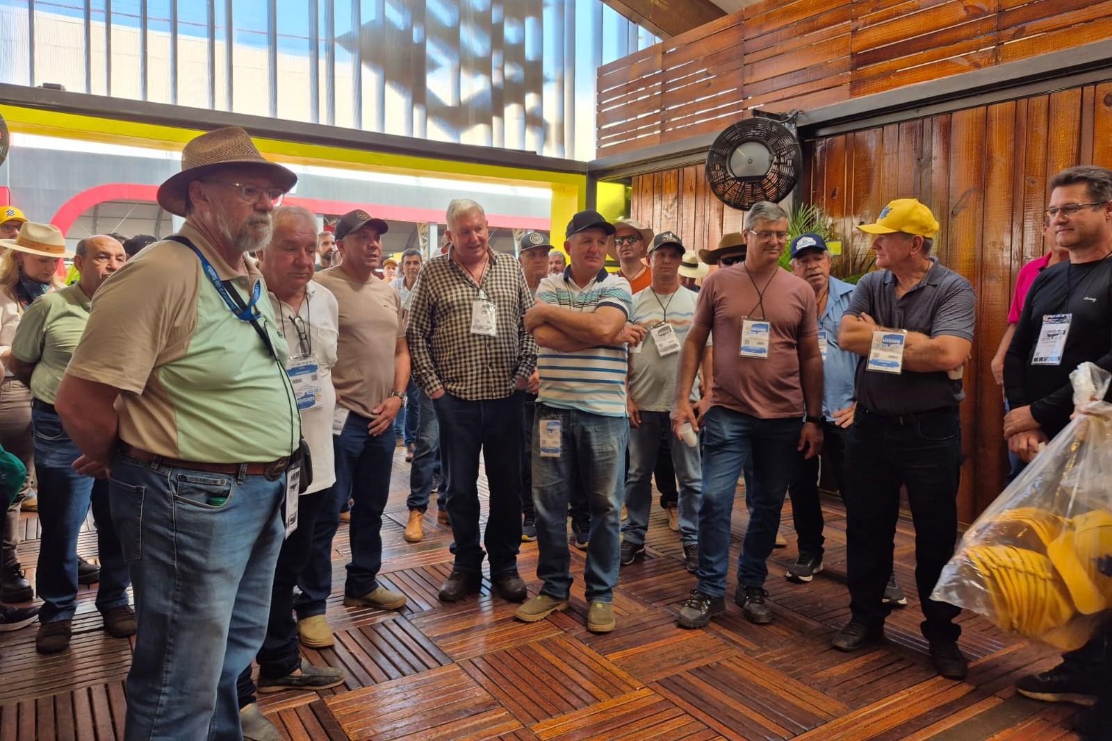 Secret&aacute;rio Erik Carbonari com a equipe de Itatiba na Agrishow 2026 - Divulga&ccedil;&atilde;o PMI