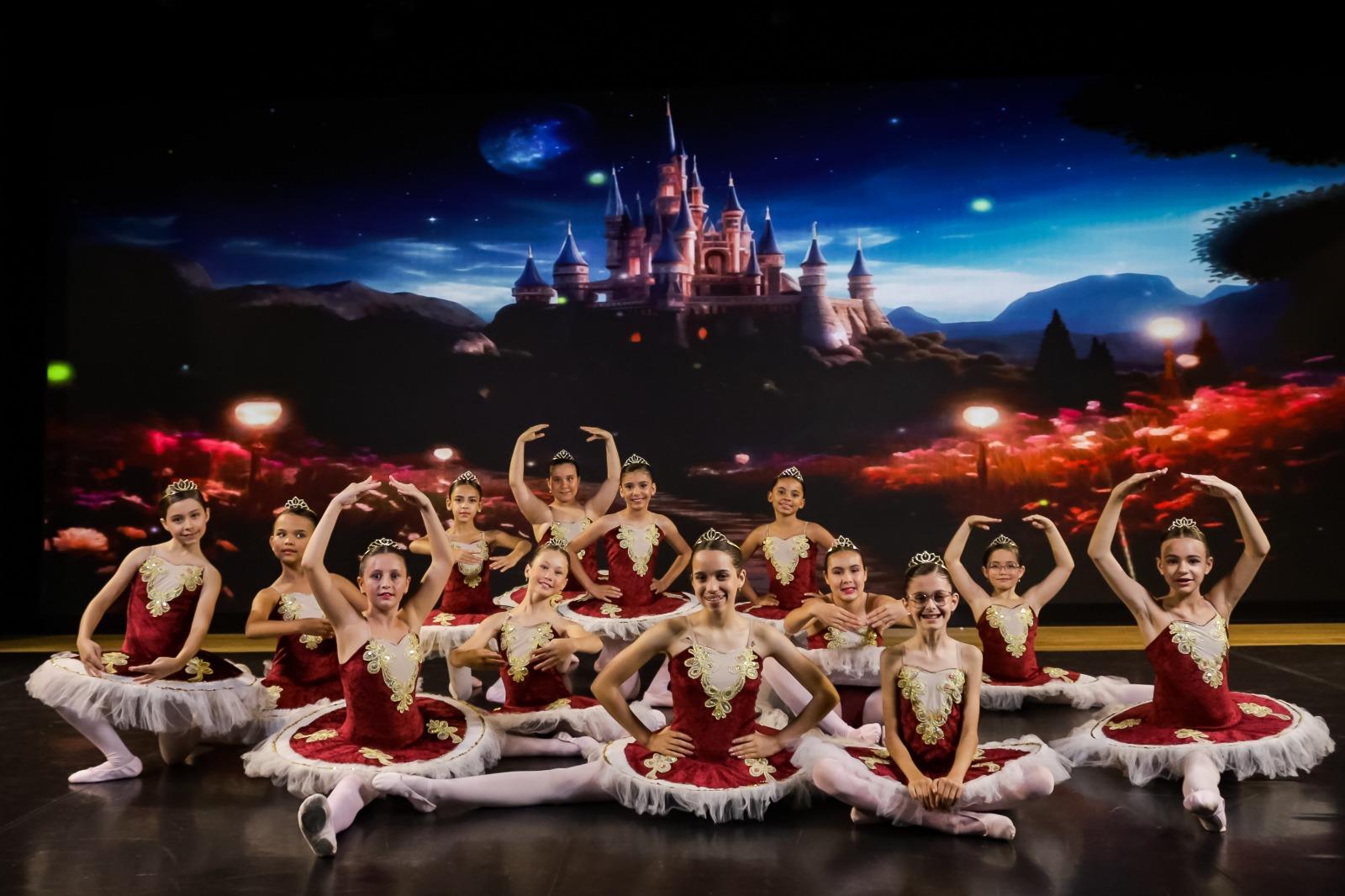 Alunas de bal&eacute; no espet&aacute;culo Ba&uacute; Encantado de Hist&oacute;rias em novembro de 2025 (Paulo Akio PMI)