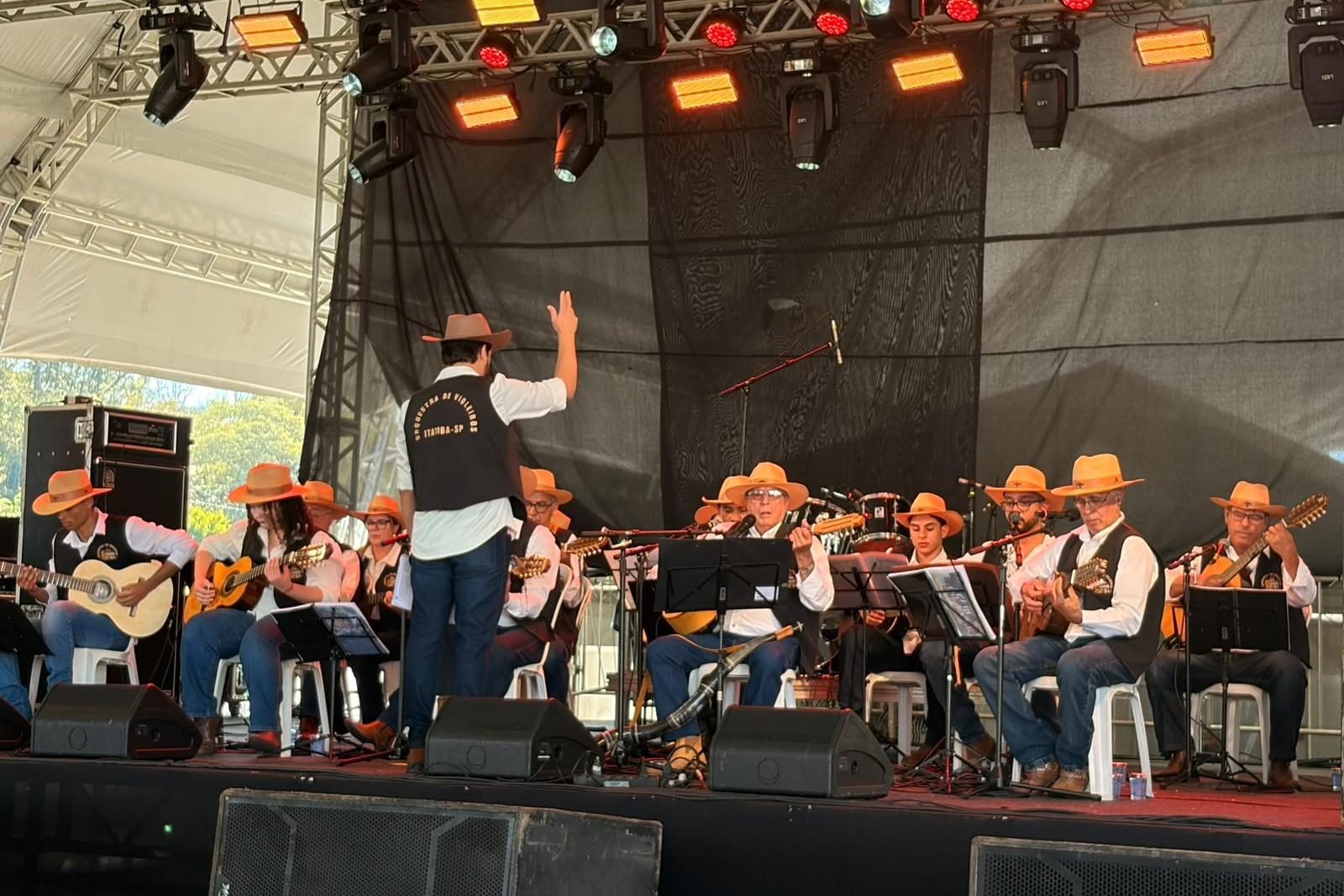 Orquestra de Violeiros de Itatiba emocionou o p&uacute;blico - Camila de Magalh&atilde;es PMI