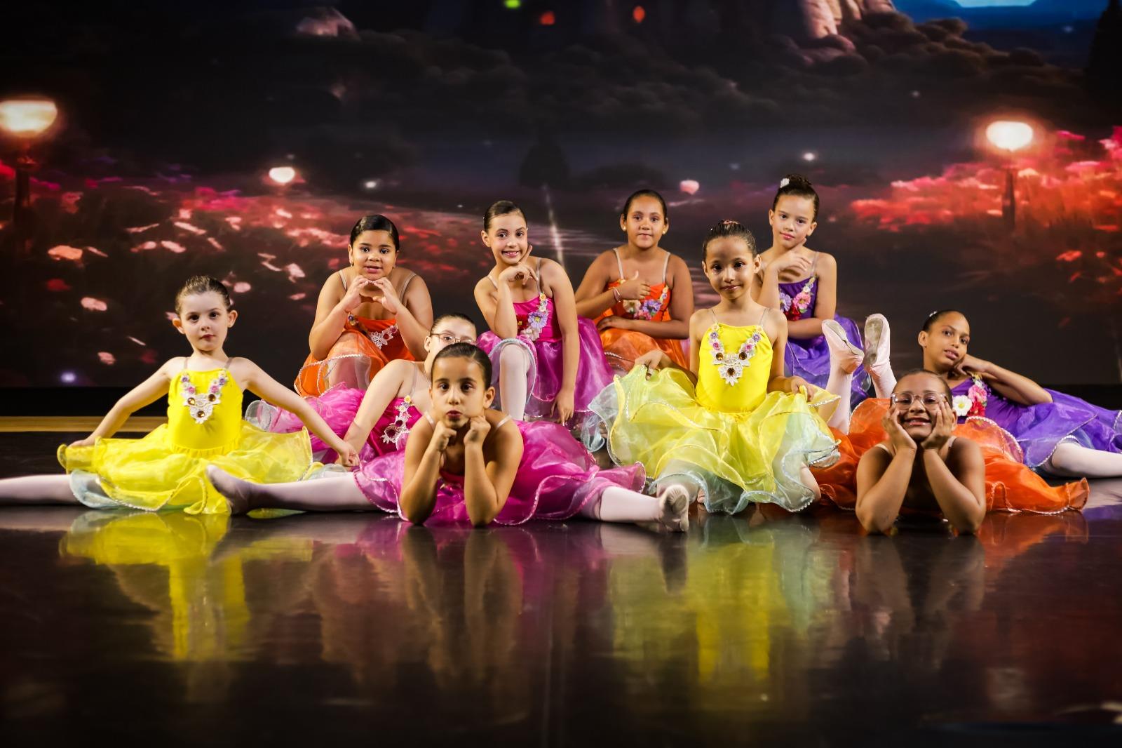 Alunas das oficinas de bal&eacute; se apresentaram em novembro de 2025 no Teatro Ralino Zambotto (Paulo Akio PMI)