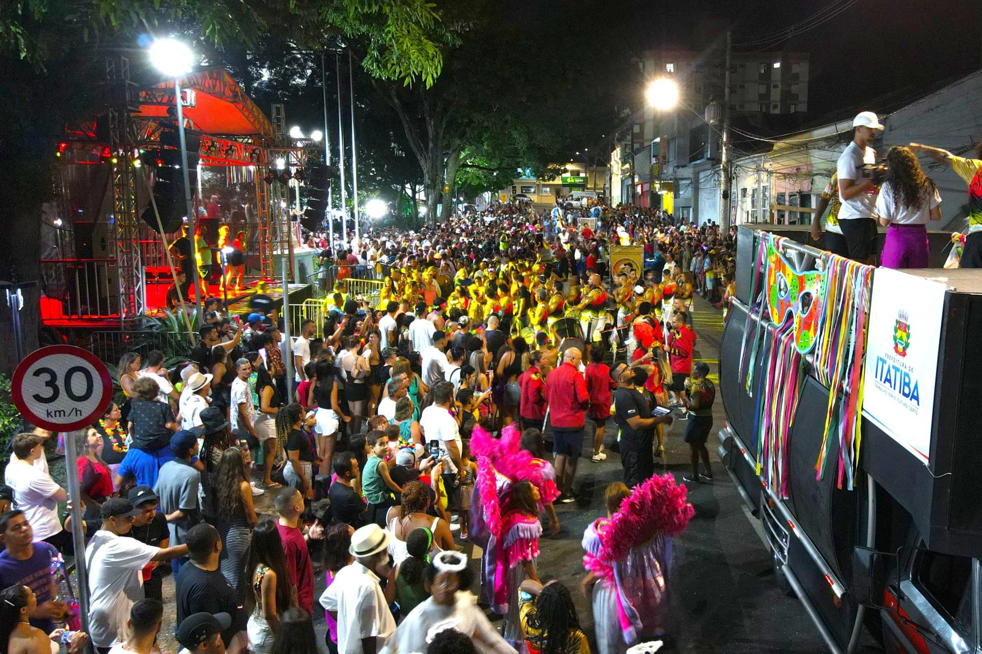 carnaval-2024---desfile-escola-de-samba-aguia-dourada_festapraca