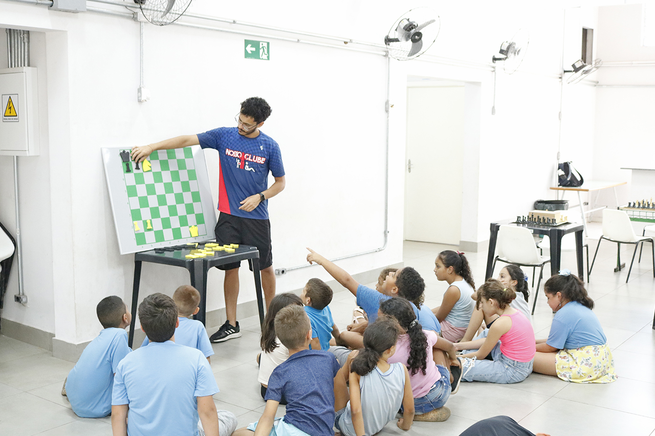 Professora leva o Xadrez para dentro da sala de aula em Registro