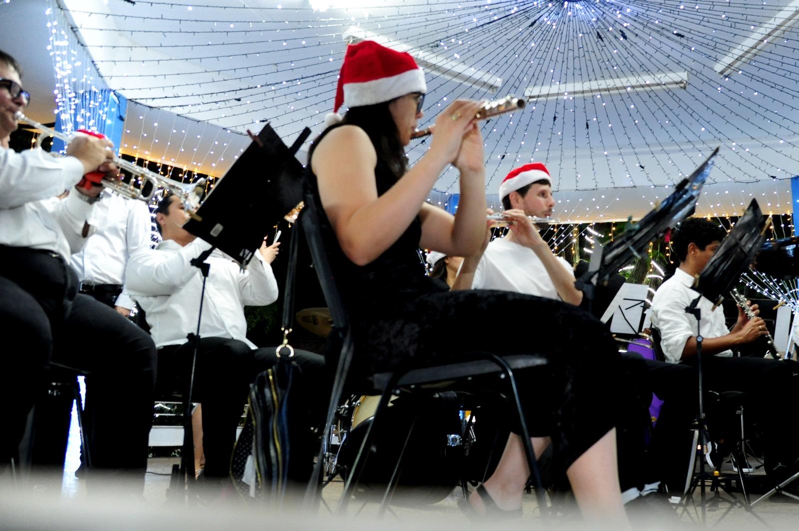 Abertura do Natal Pela Paz 2025 reúne famílias e inaugura iluminação festiva da Praça Toledo Barros