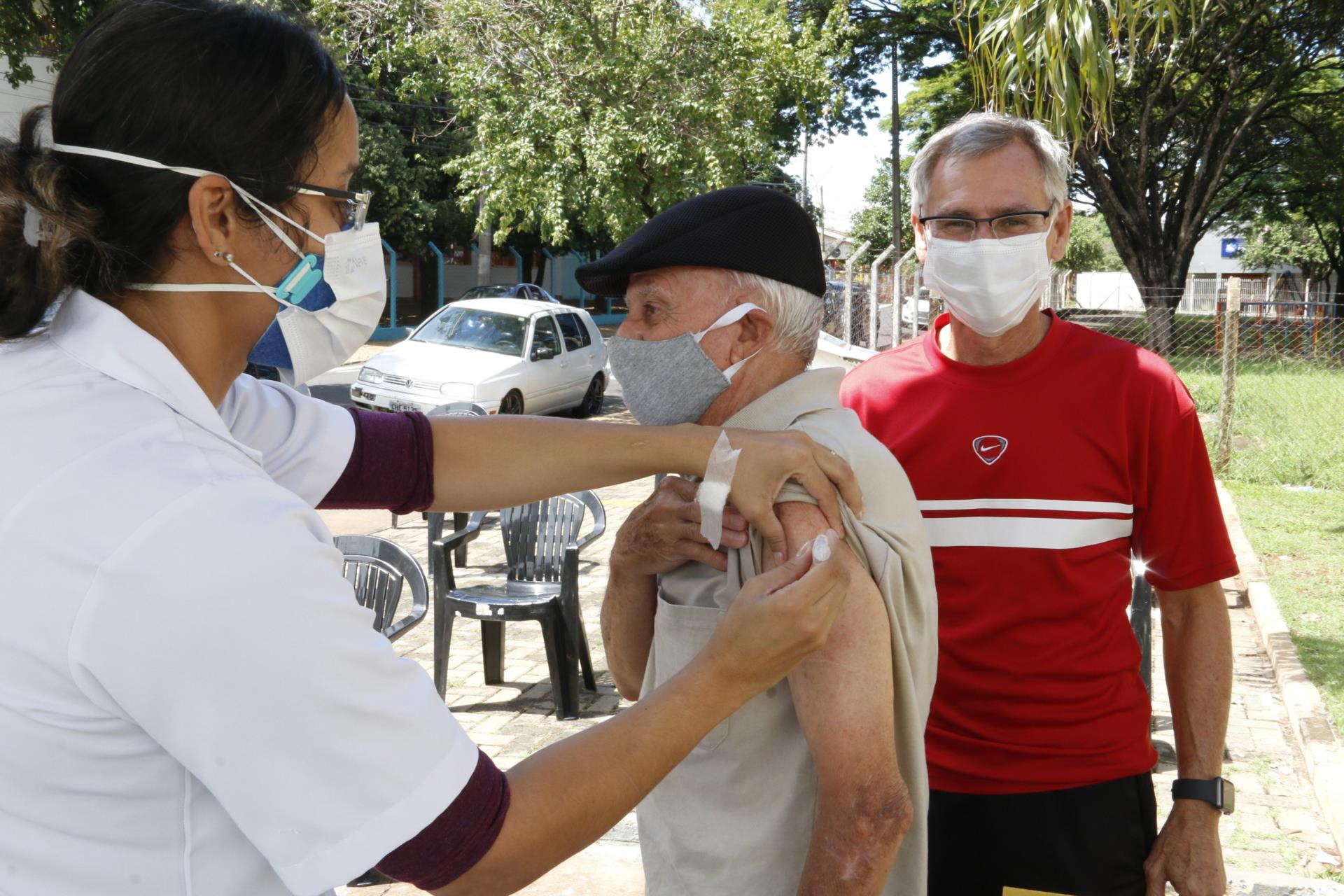 foto01 Antônio Grifone e o filho Adalberto Grifone durante segunda dose da vacinação contra o coronavírus no CMS Vila Xavier 8mar21 Tetê Viviani