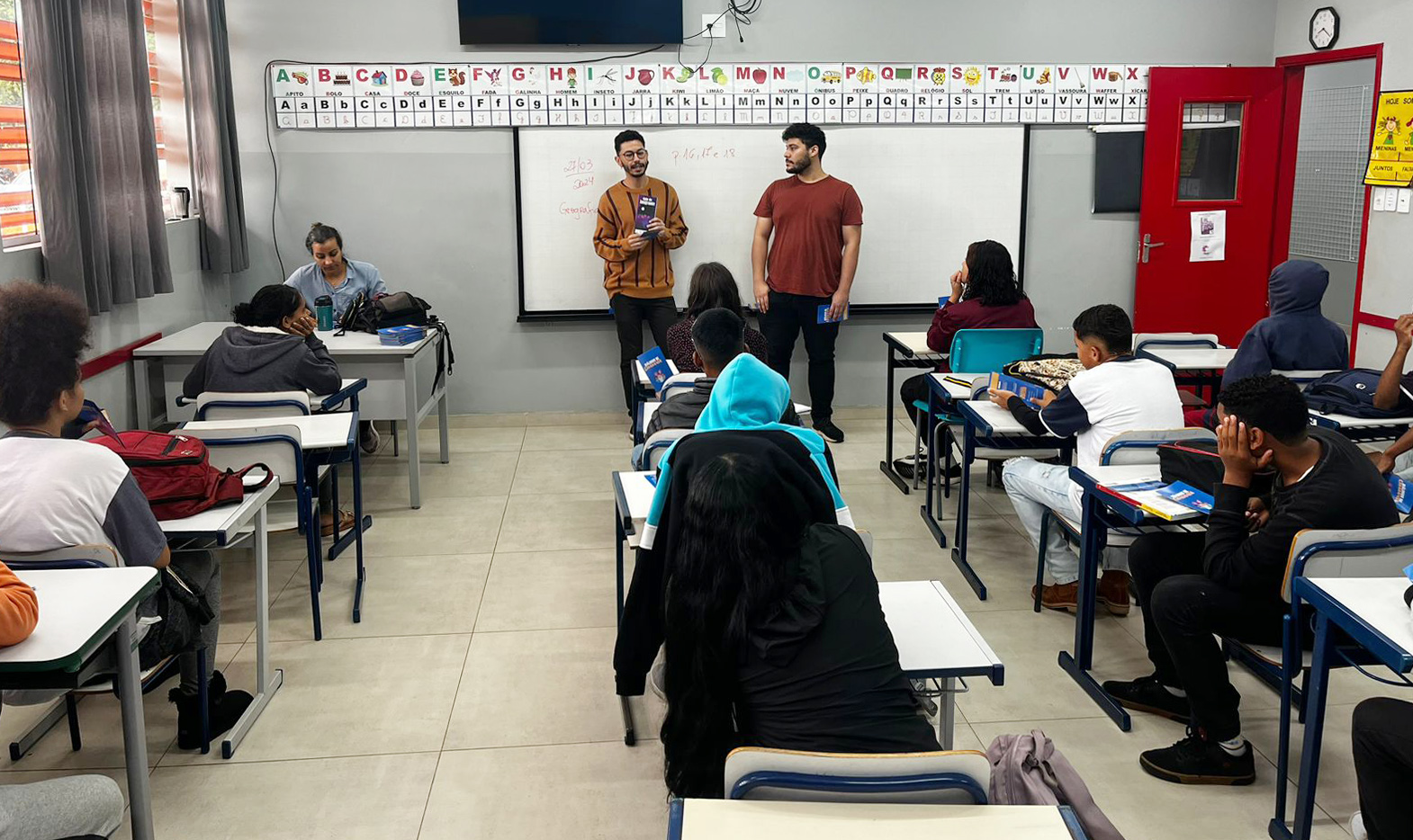 Programa Diálogos de Cidadania realiza ação com alunos da Emef do Hortências 1