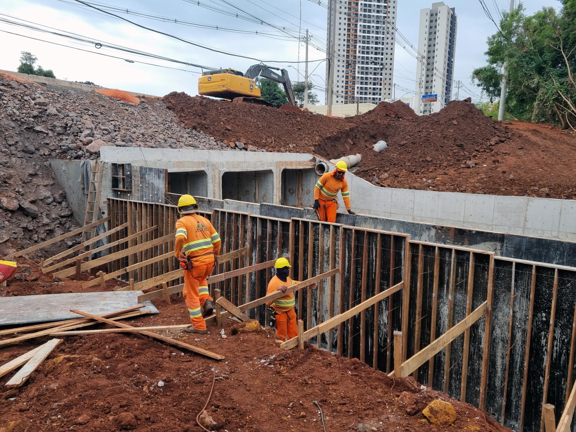 foto02 Reconstrução de travessia na Avenida 36 prossegue com edificação de muro ala 13jun23 Tetê Viviani