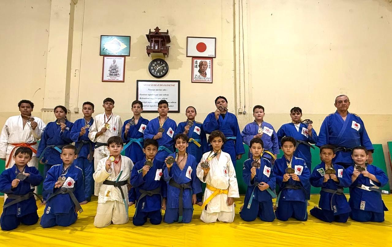 Atletas jalesenses com suas medalhas 01