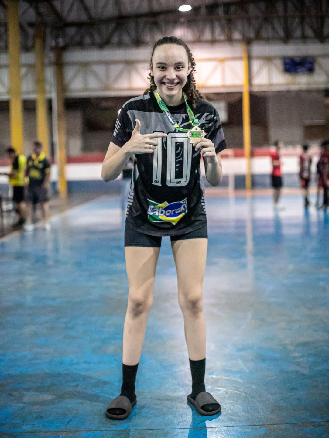 Handebol 03 - Laura destaque no Pivô