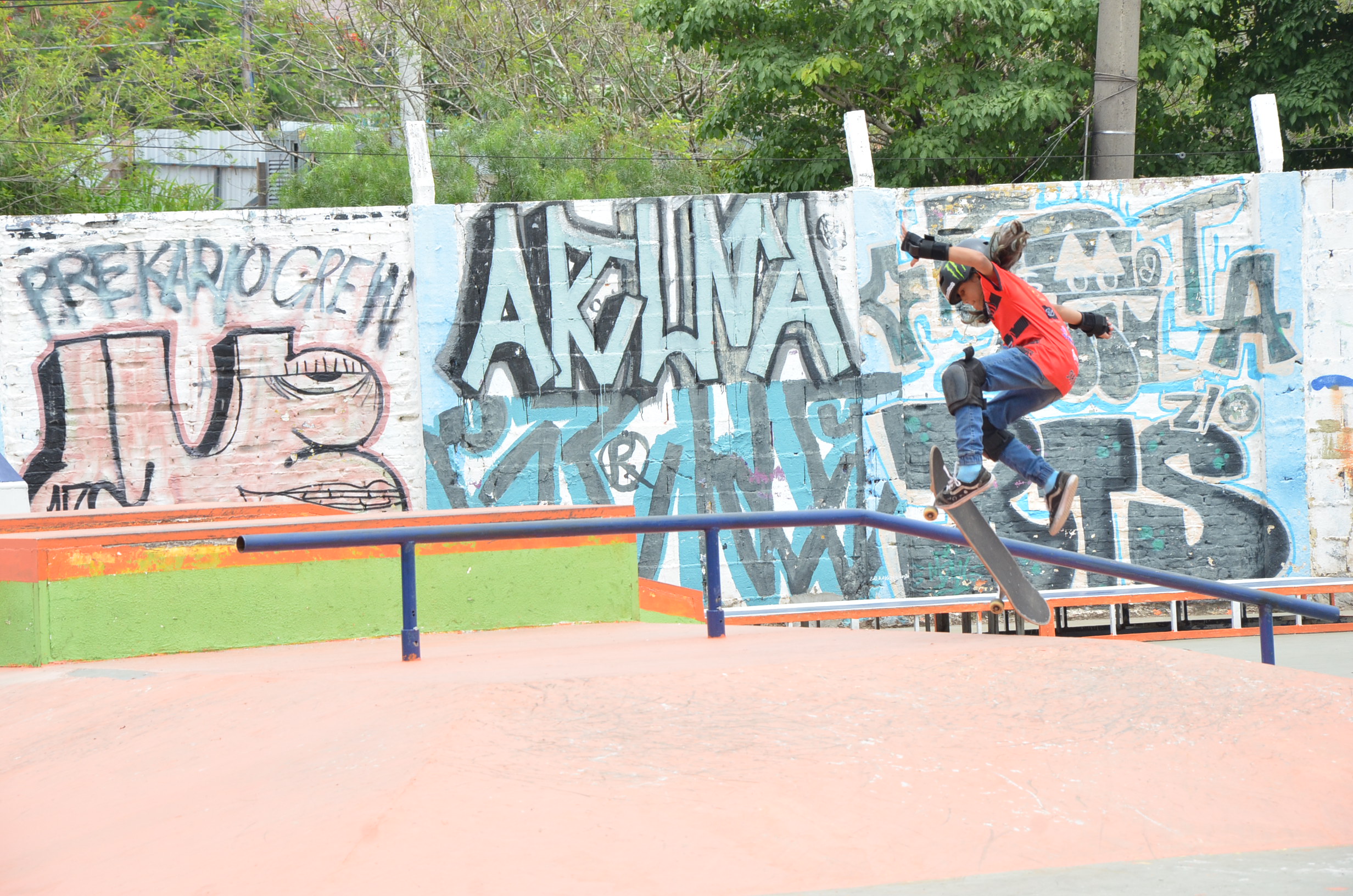 Um curso gratuito de skate para crianças no skatepark de