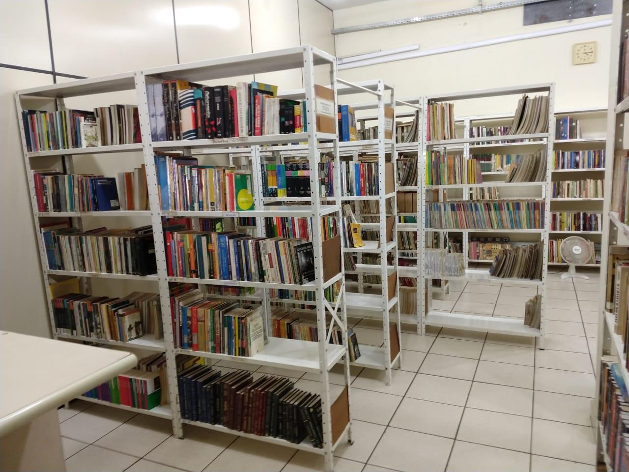 BIBLIOTECA EM NOVAS INSTALAÇÕES