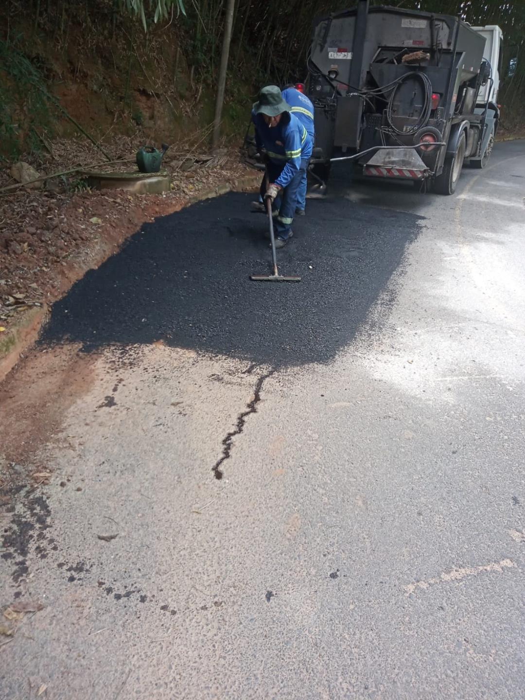 Prefeitura realiza ação de tapa-buracos em diversos pontos da cidade (2)