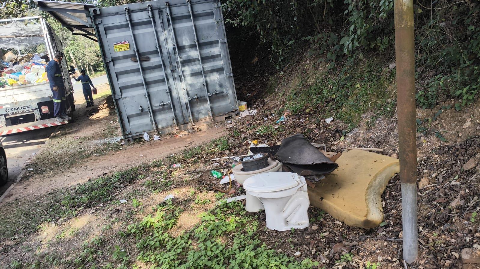 Prefeitura alerta sobre descarte irregular de entulho em ponto de coleta seletiva (3)