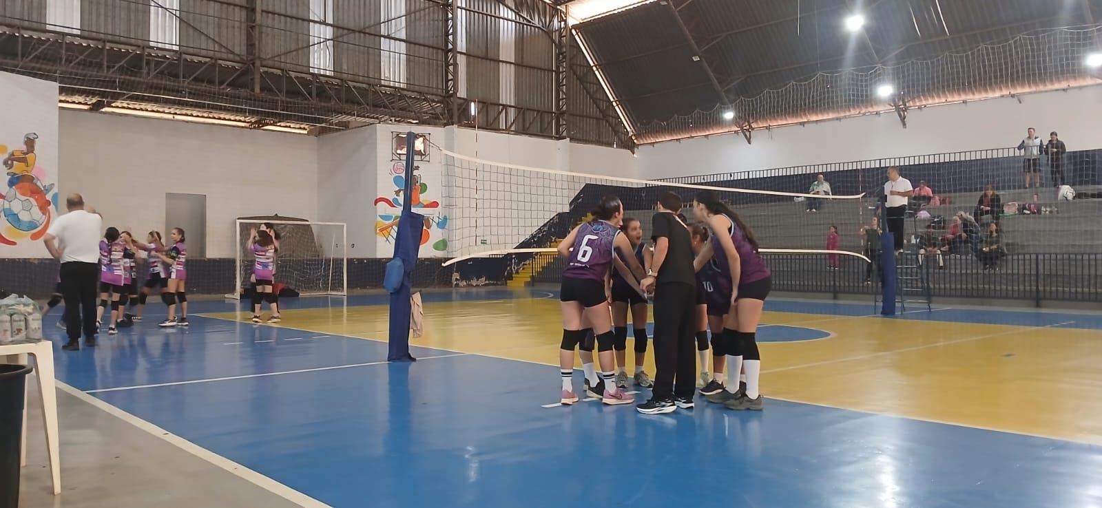Equipe municipal feminina de v&ocirc;lei Sub-14 conquista 4&ordm; lugar em torneio regional (3)