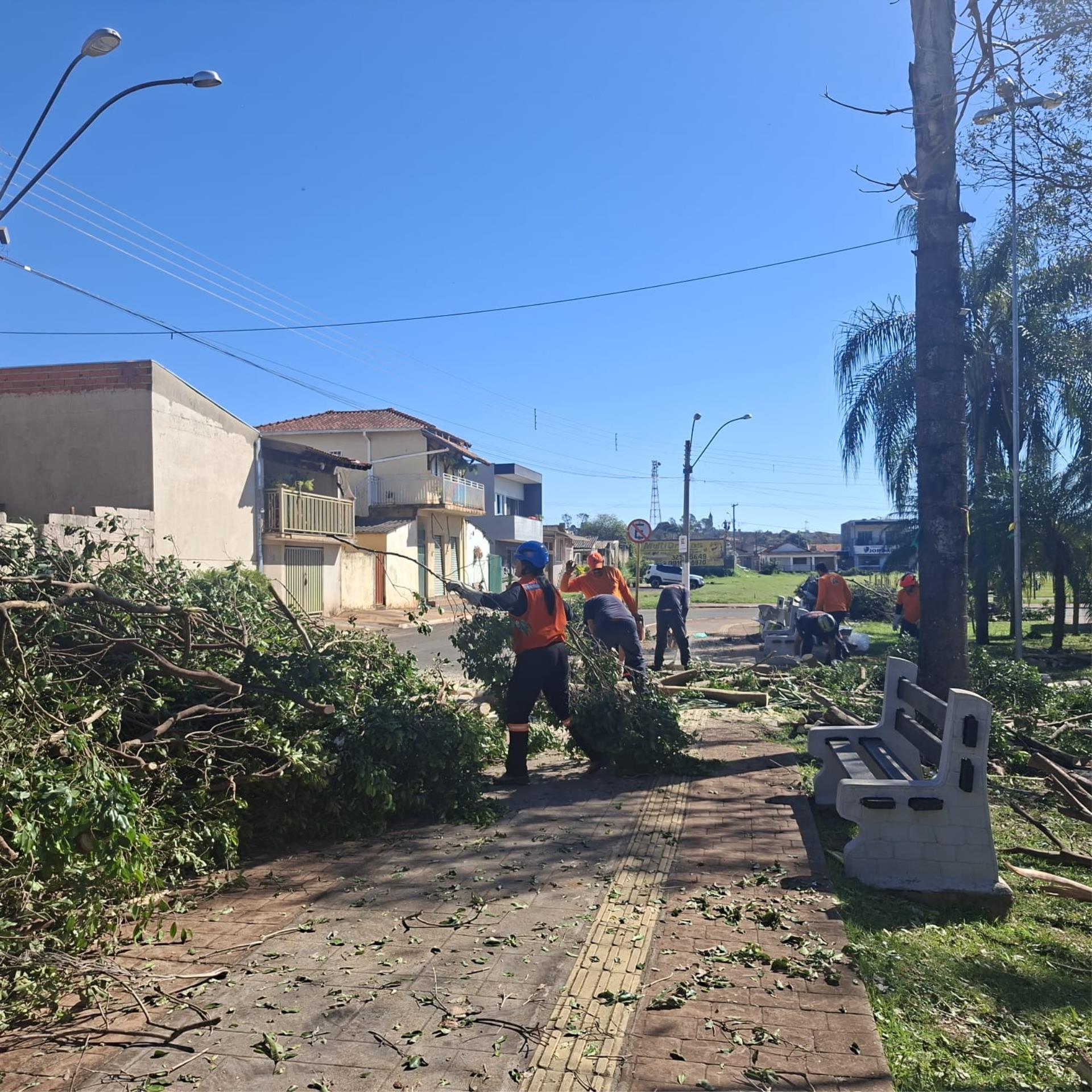 Defesa Civil de Monte Alegre do Sul presta apoio ao munic&iacute;pio de Guariba ap&oacute;s tempestade (3)
