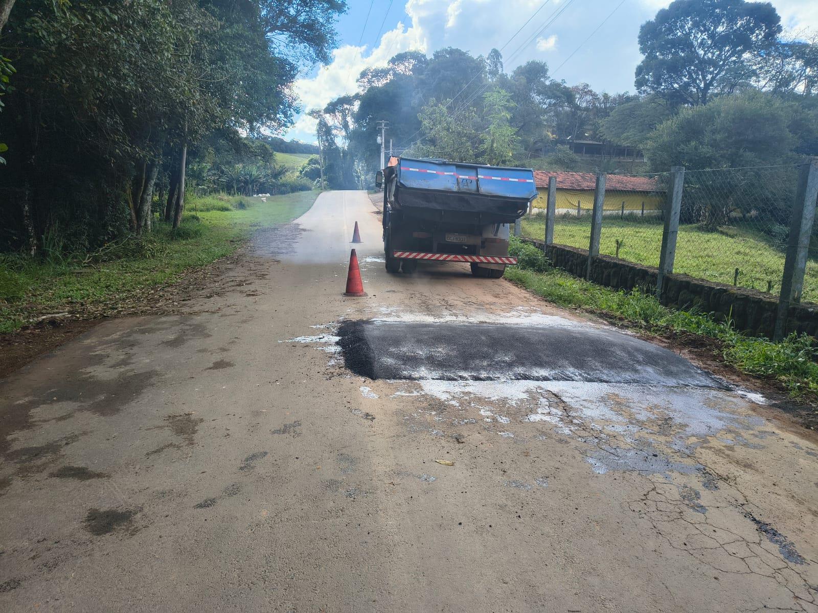 Prefeitura realiza implantação de lombadas no Bairro Ribeirão dos Limas (4)