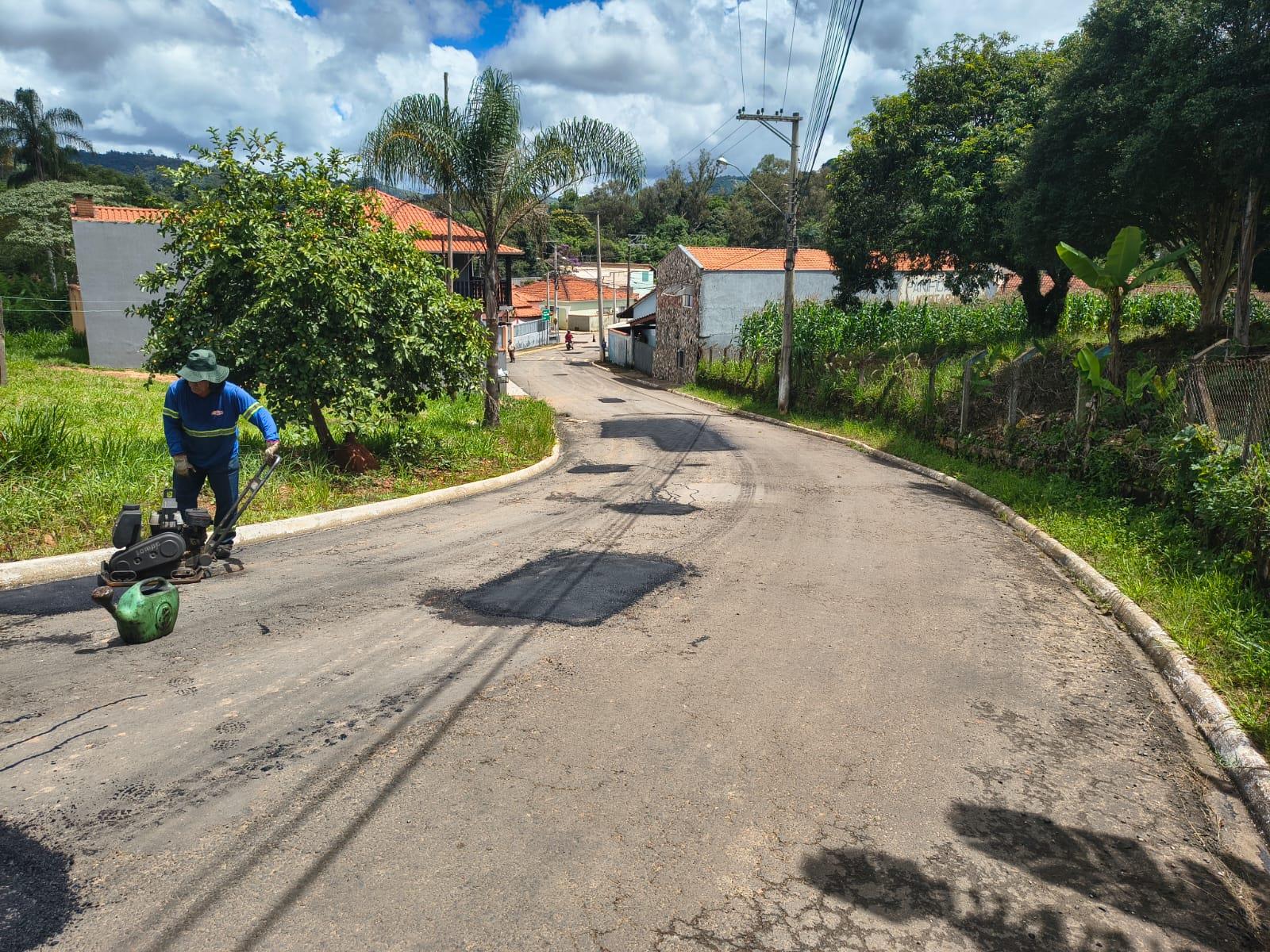 Prefeitura realiza a&ccedil;&atilde;o de tapa-buracos no Distrito de Mostardas (6)