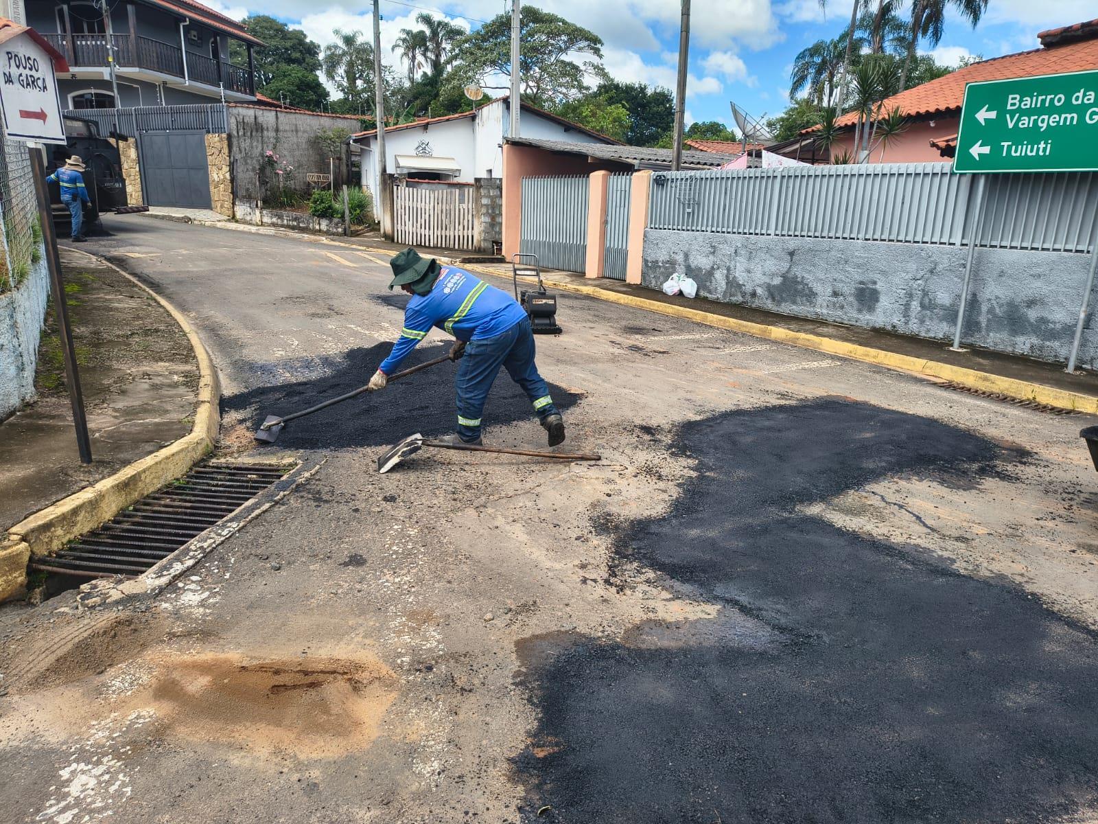 Prefeitura realiza a&ccedil;&atilde;o de tapa-buracos no Distrito de Mostardas (1)