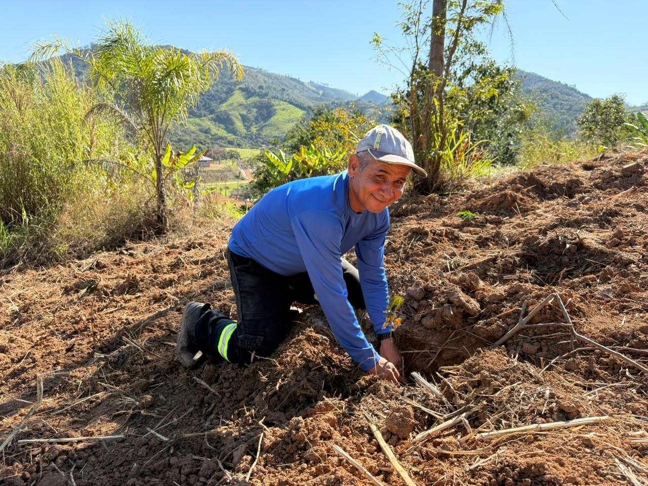 Prefeitura realiza plantio de mil mudas de árvores (7)