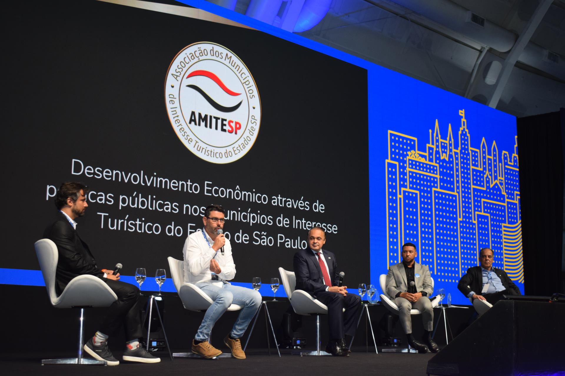 Abertura do 2º CONFETUR - painel com pauta de estratégias de