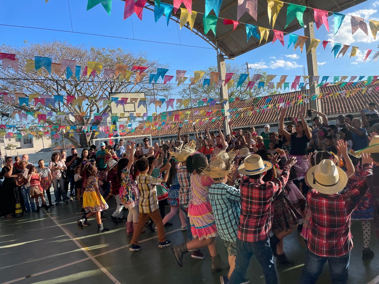 Escolas municipais levam apresentações juninas à Feira Noturna de Bragança Paulista (1)
