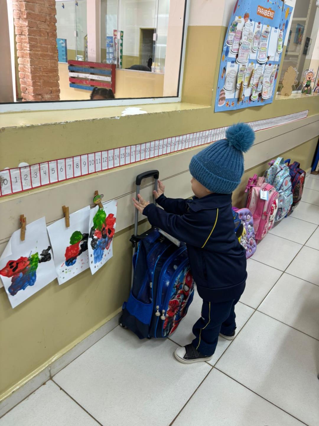 Alunos da rede municipal j&aacute; contam com uniformes de inverno Foto 01
