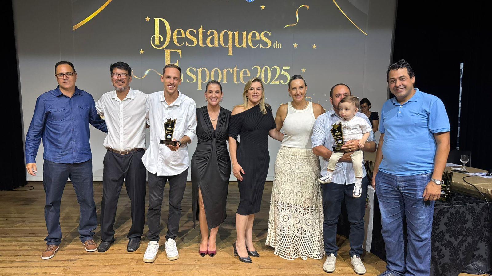 01 professores do chamamento Jonas e Paulo recebendo o trof&eacute;u