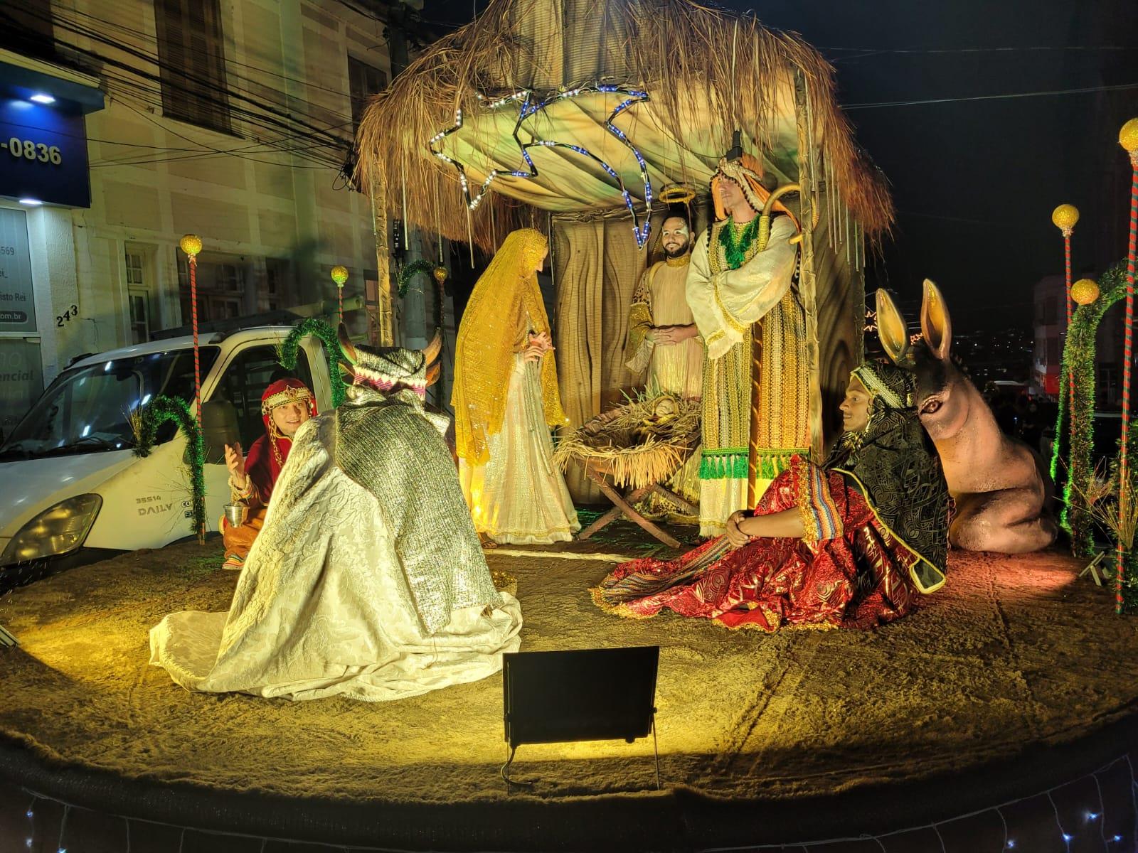 Parada de Natal emociona Bragan&ccedil;a Paulista e transforma o Centro em um grande espet&aacute;culo de luz, encanto e uni&atilde;o (2)